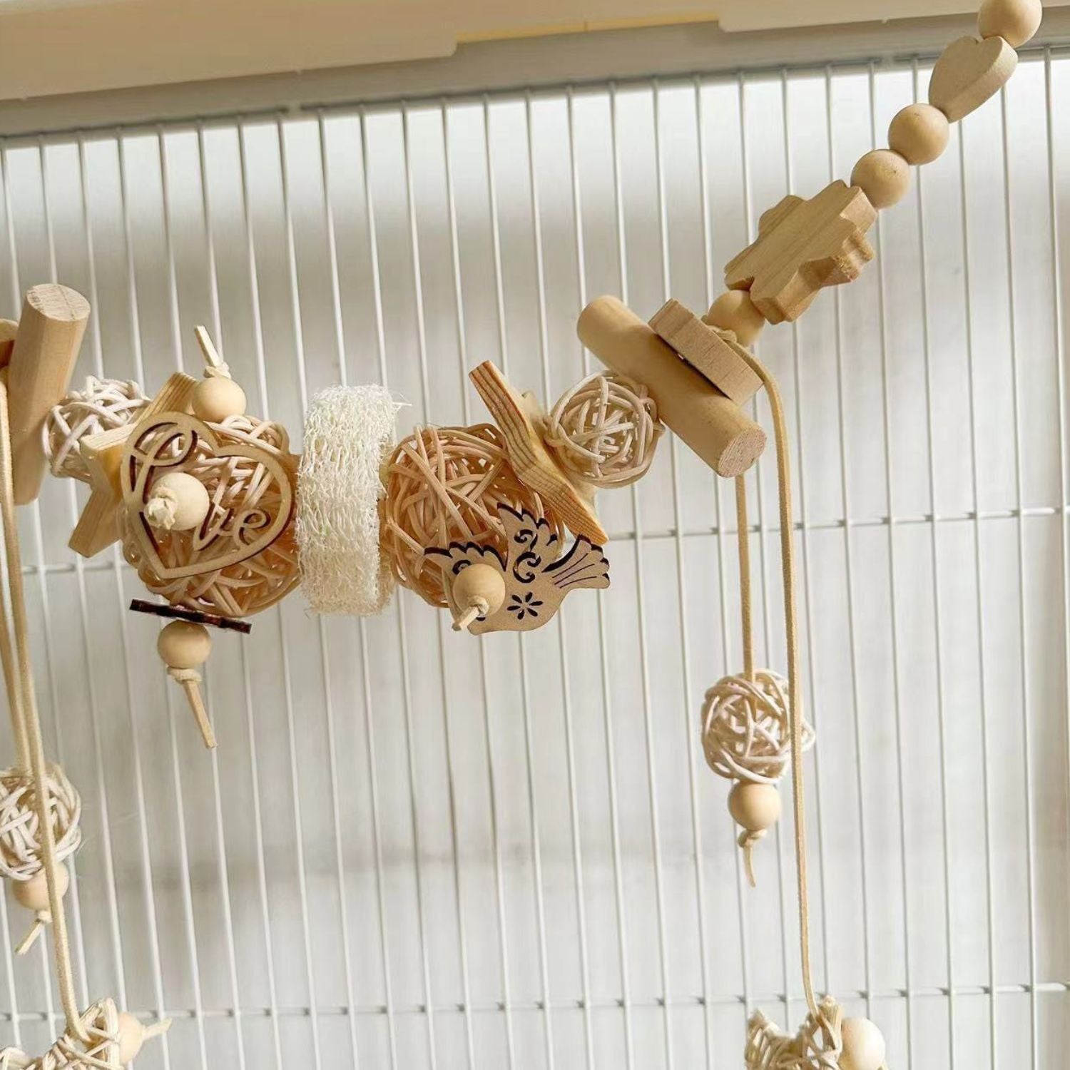 Kauwspeelgoed voor vogels natuurlijk ontwerp met versierde hout